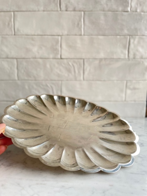 platerowana patera z motywem muszelkowym