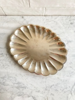 platerowana patera z motywem muszelkowym